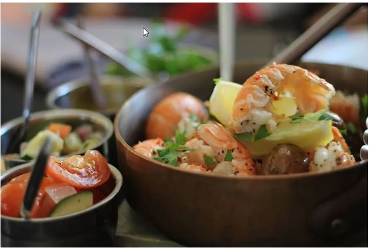 กุ้งผัดสมุนไพรในกระทะทองแดงเสิร์ฟคู่กับสลัดมะเขือเทศ