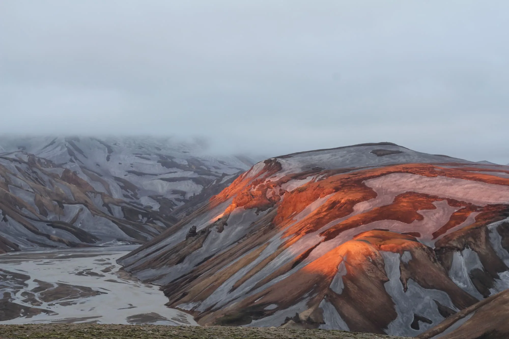 ภูเขาหลากสีโทนส้มแดงและหุบแม่น้ำที่ Landmannalaugar
