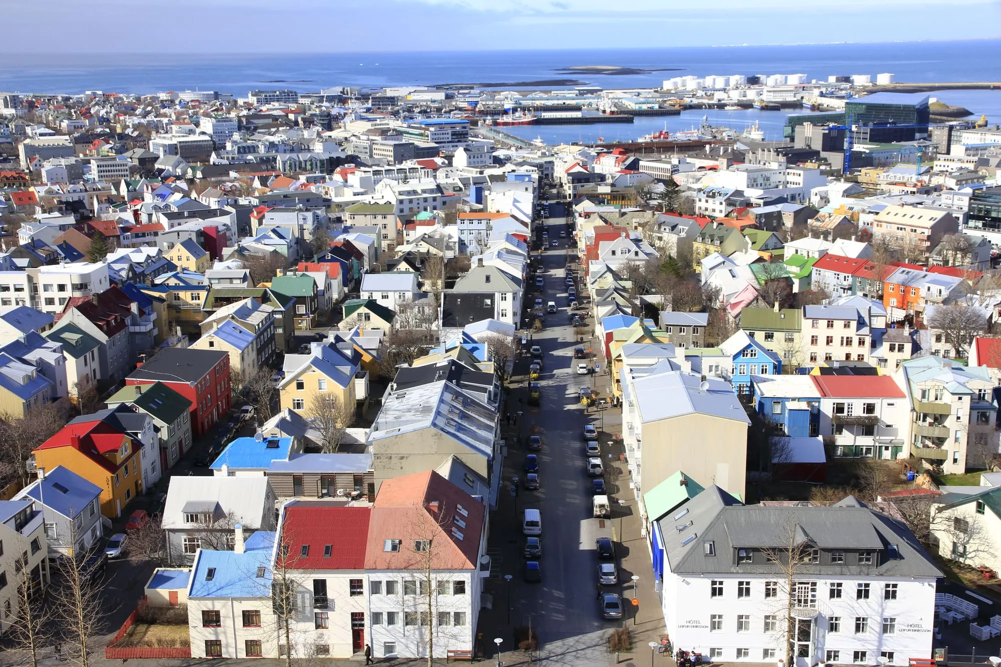 เมือง Reykjavík บ้านหลังคาสีสันเรียงราย มองจากมุมสูง