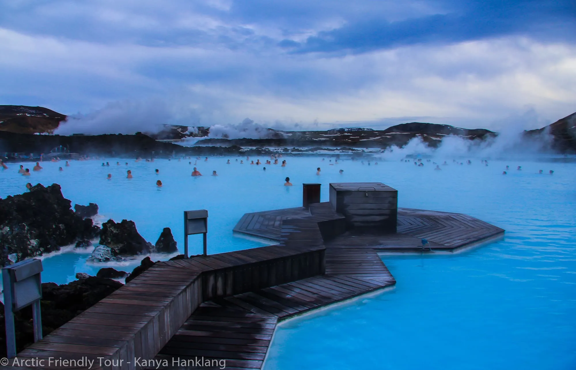 ผู้คนแช่น้ำแร่สีฟ้าน้ำนมท่ามกลางไอน้ำที่ Blue Lagoon