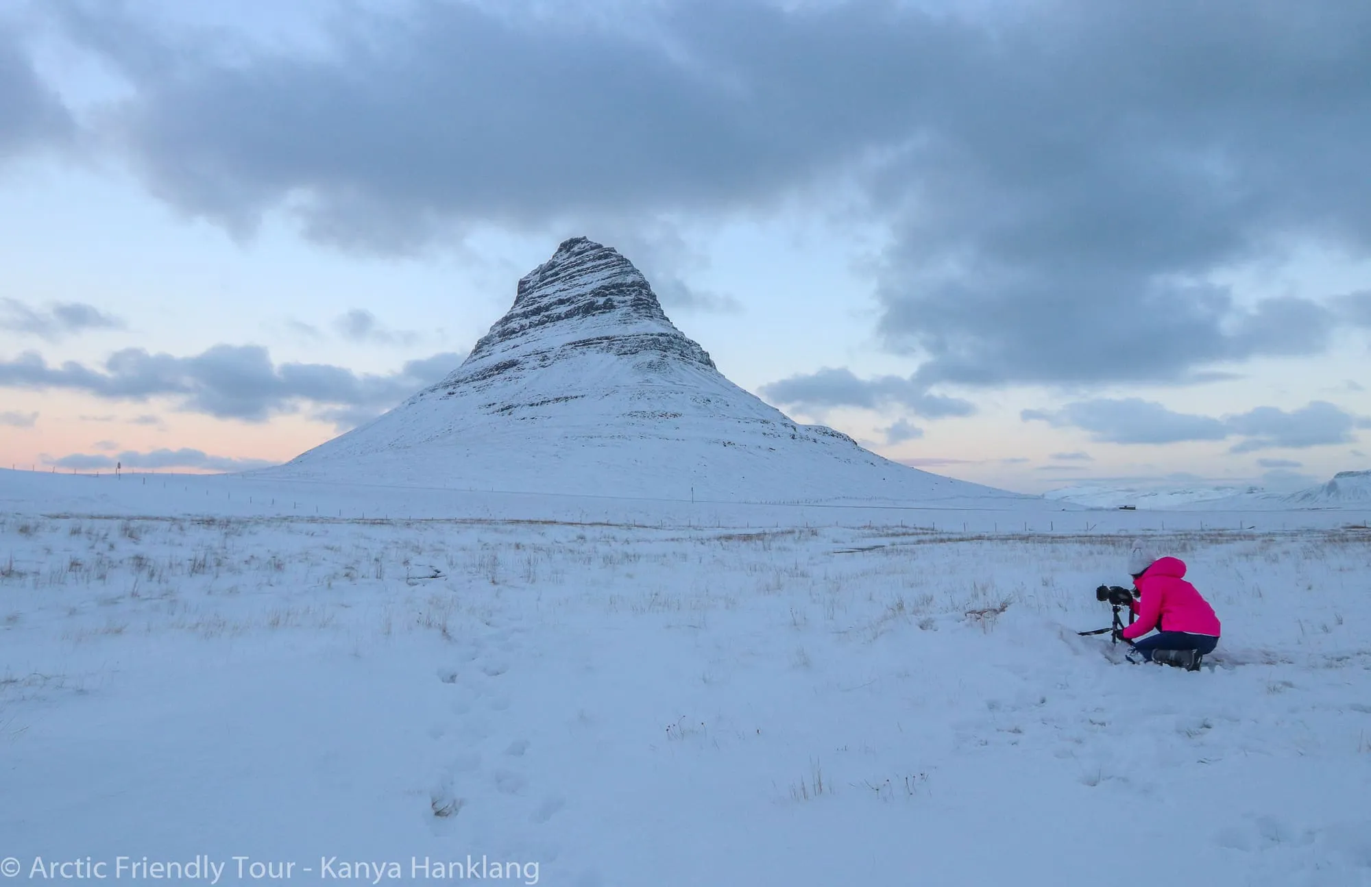 ช่างภาพถ่ายภูเขา Kirkjufell ท่ามกลางทุ่งหิมะ
